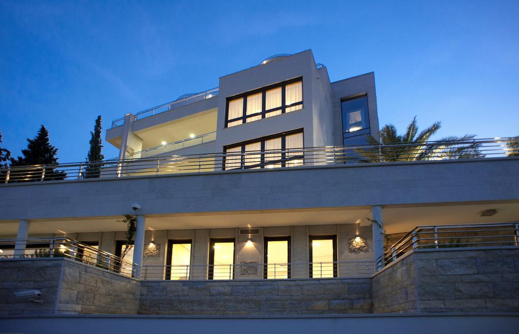 Alexandar Montenegro Luxury & *